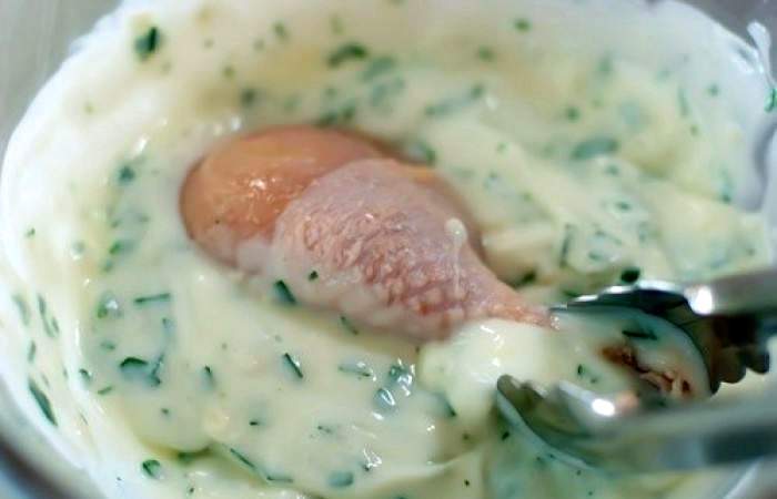 Рецепт Запеченные куриные ножки в йогуртовом соусе в панировке шаг-9