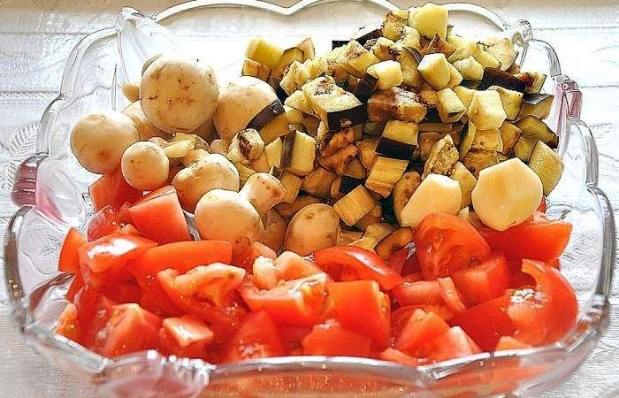 Рецепт Запеканка из овощей и шампиньонов в горшочках шаг-1