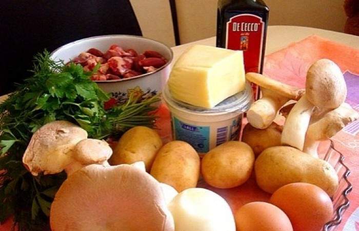 Рецепт Запеканка по-деревенски с овощами, грибами и сердечками шаг-1