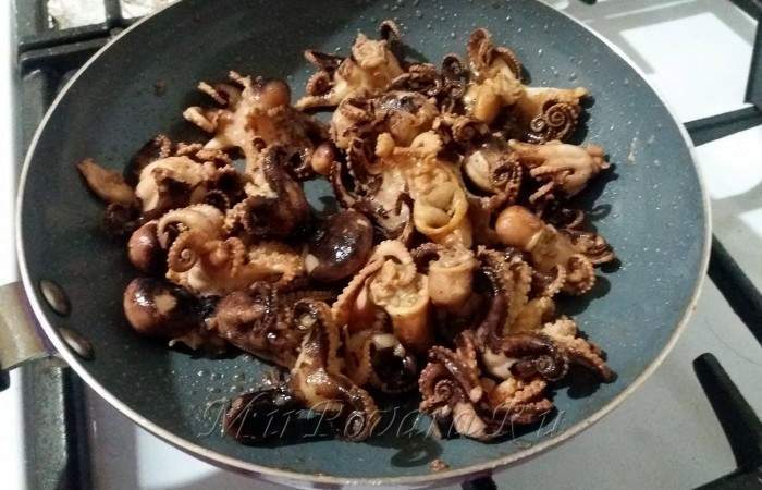Рецепт Жареные осьминоги в чесночно-соевом маринаде шаг-5