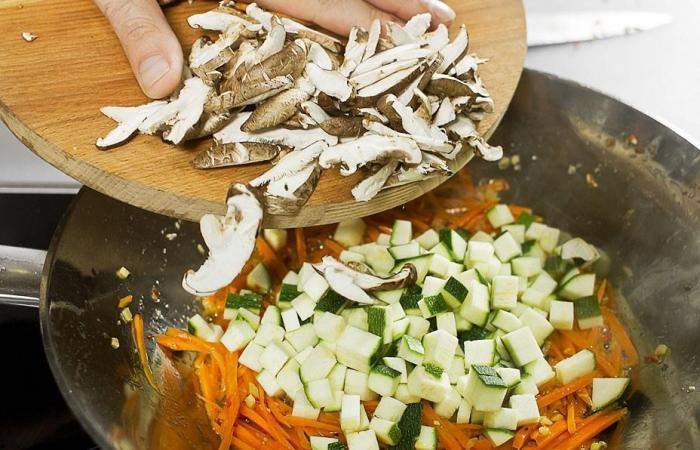 Рецепт Жареный рис по-китайски с овощами и грибами  шаг-4