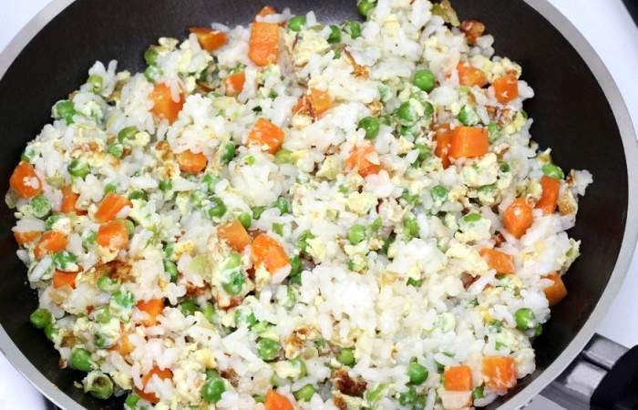 Рецепт Жареный рис с курицей и овощами шаг-10