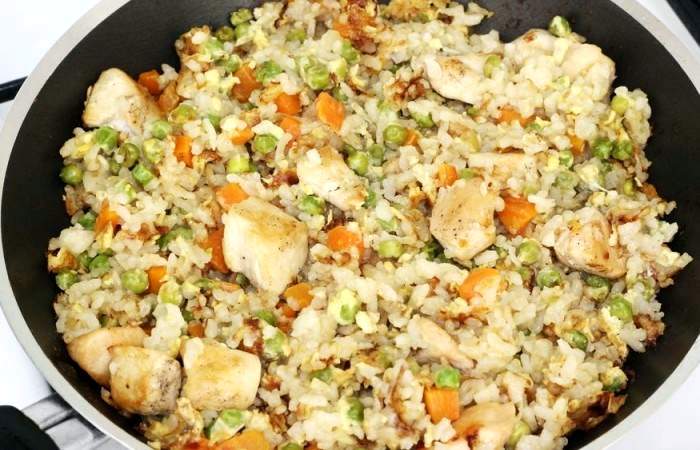 Рецепт Жареный рис с курицей и овощами шаг-12