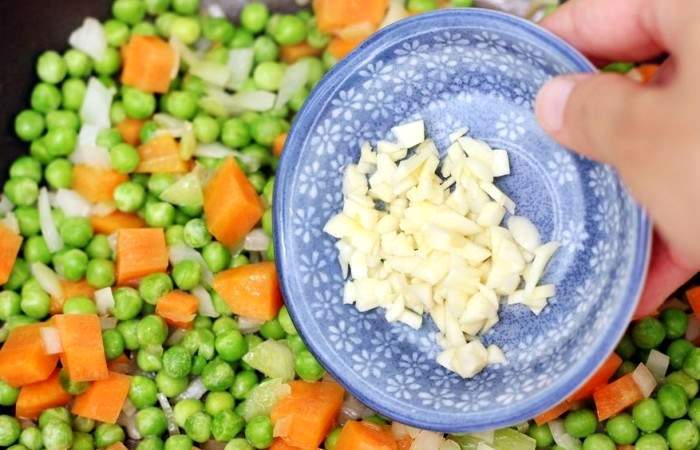Рецепт Жареный рис с курицей и овощами шаг-6
