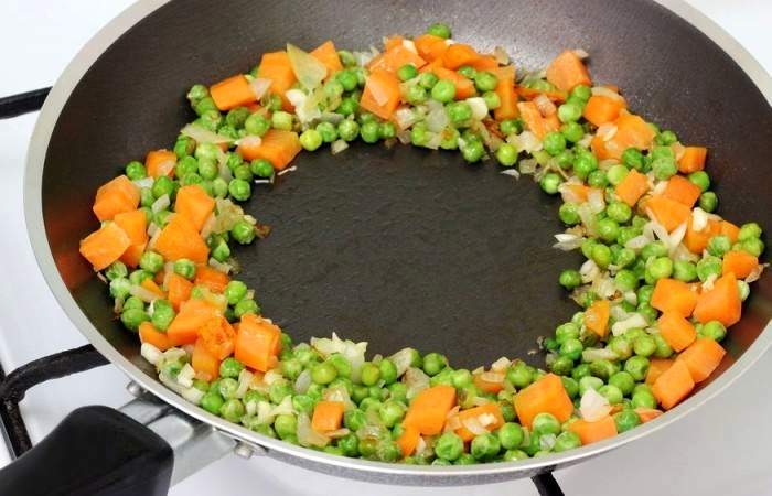 Рецепт Жареный рис с курицей и овощами шаг-7