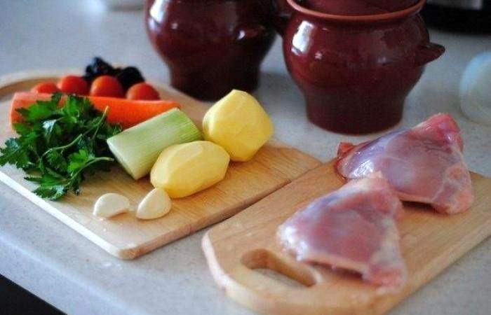 Рецепт Жаркое из курицы с черносливом в горшочке шаг-1