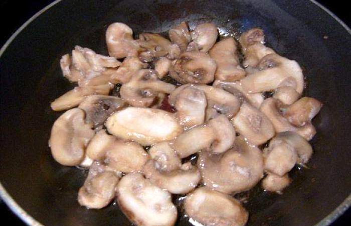 Рецепт Жаркое из курицы с грибами в горшочках шаг-1