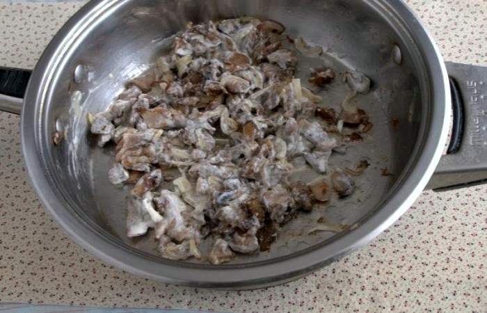 Рецепт Жульен с грибами в булочке шаг-7