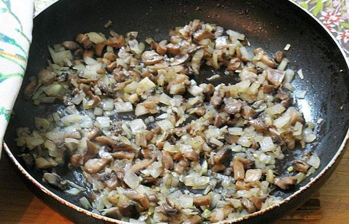 Рецепт Жульен с курицей и грибами под сыром шаг-1