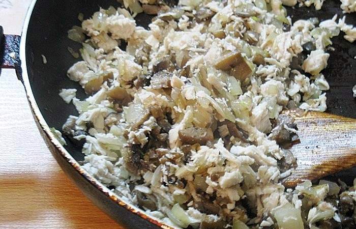 Рецепт Жульен с курицей и грибами под сыром  шаг-2