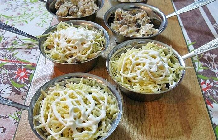 Рецепт Жульен с курицей и грибами под сыром  шаг-4