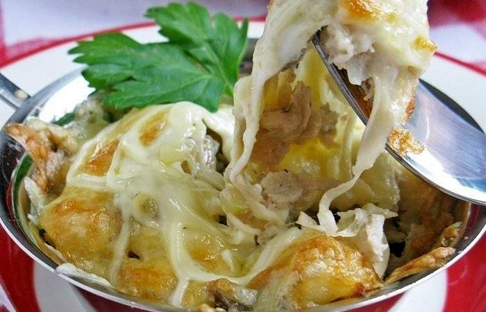 Рецепт Жульен с курицей и грибами под сыром шаг-5