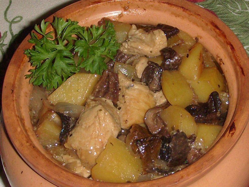 Рецепт Курица с сушеными грибами и картошкой в горшочке Готовим Мясо Курица с сушеными грибами и картошкой в горшочке