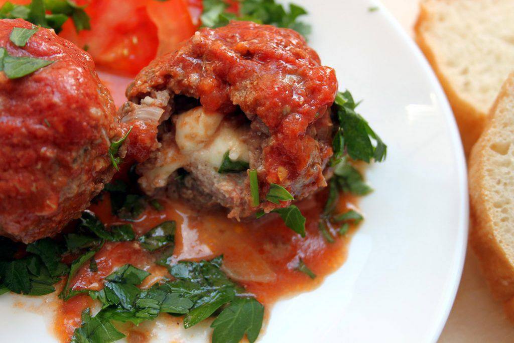 Рецепт Мясные шарики с моцареллой в томатном соусе Готовим Мясо Мясные шарики с моцареллой в томатном соусе