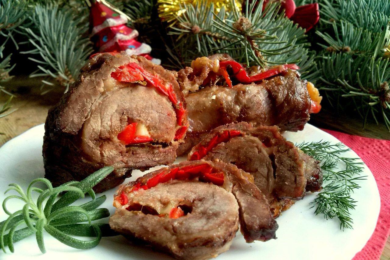 Блюда из мяса стол 5. Мясные рулеты «Сливовая Долина». Оригинальные новогодние блюда. Мясо на новогодний стол. Новогодние горячие блюда.