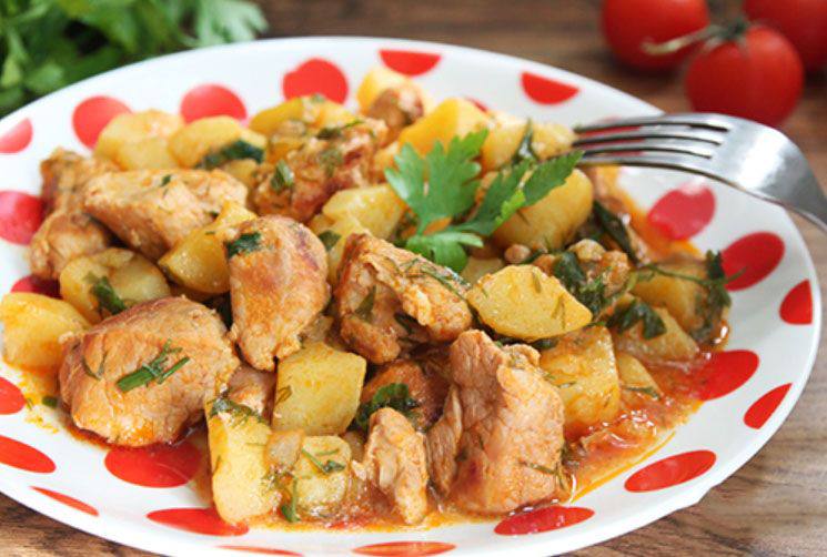 Тушеная картошка со свининой на сковороде рецепт 👌 с фото