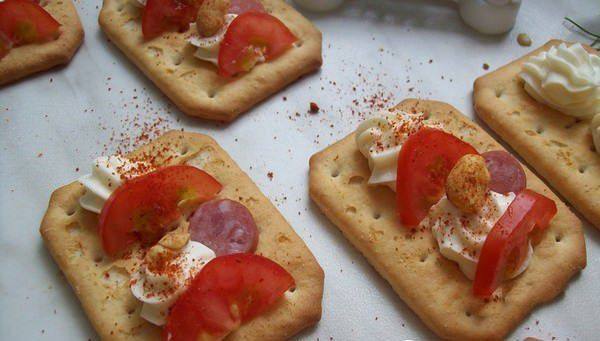 Рецепт Закуска на крекерах с сыром и сосисками Готовим Мясо Закуска на крекерах с сыром и сосисками