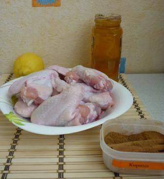 Рецепт Крылышки в маринаде из меда, лимона и корицы шаг-1