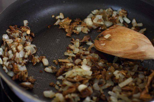 Рецепт Крученики с грибами в сметанном соусе  шаг-2