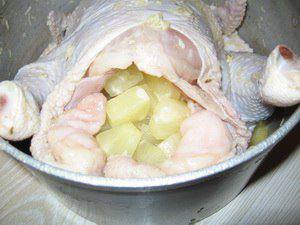 Рецепт Курица, фаршированная ананасами шаг-3
