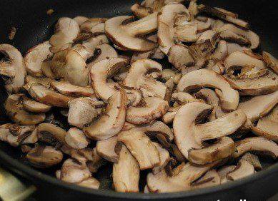 Рецепт Куриная печень, запеченная с грибами шаг-1