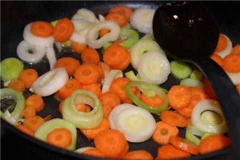 Рецепт Куриная печень с овощами в горшочках шаг-3