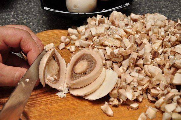 Рецепт Куриные бомбочки с грибами и сыром шаг-1