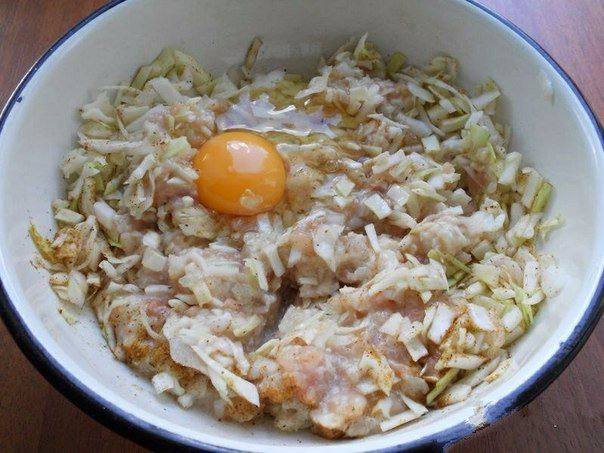 Рецепт Куриные котлеты с капустой в томате шаг-3