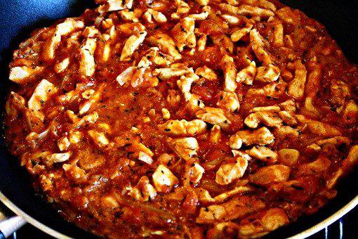 Рецепт Куриное рагу с помидорами и луком шаг-9