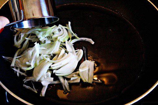 Рецепт Куриное рагу с помидорами и луком  шаг-2