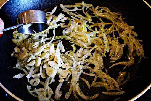 Рецепт Куриное рагу с помидорами и луком шаг-3