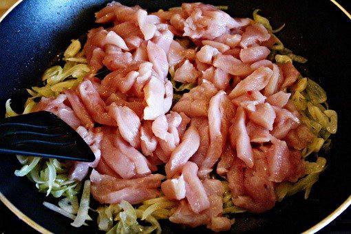 Рецепт Куриное рагу с помидорами и луком  шаг-4