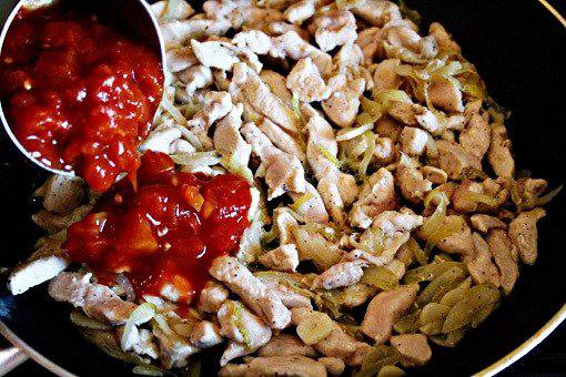 Рецепт Куриное рагу с помидорами и луком шаг-6