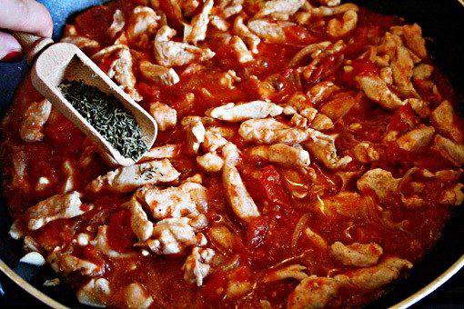 Рецепт Куриное рагу с помидорами и луком шаг-7