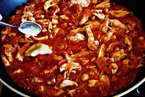Рецепт Куриное рагу с помидорами и луком шаг-8