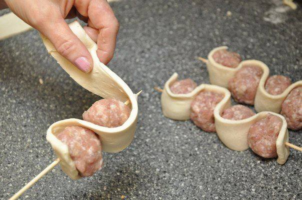Рецепт Мясо на шпажках со слоеным тестом  шаг-4