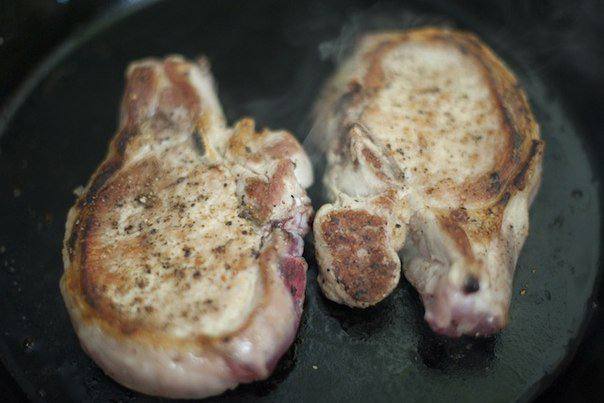 Рецепт Свиные отбивные под белым соусом шаг-3