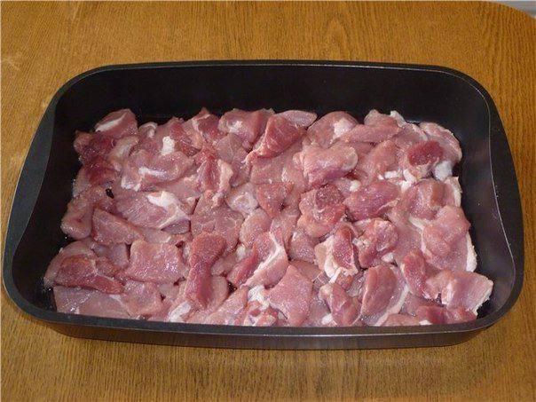 Рецепт Свинина, запеченная под соусом бешамель шаг-1