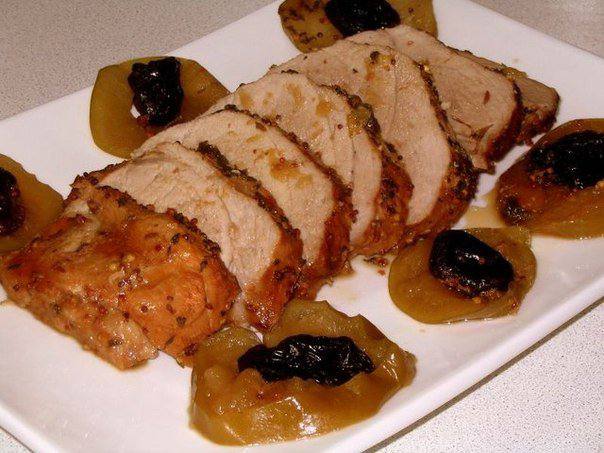 Рецепт Свинина, запеченная с яблоками и черносливом шаг-1