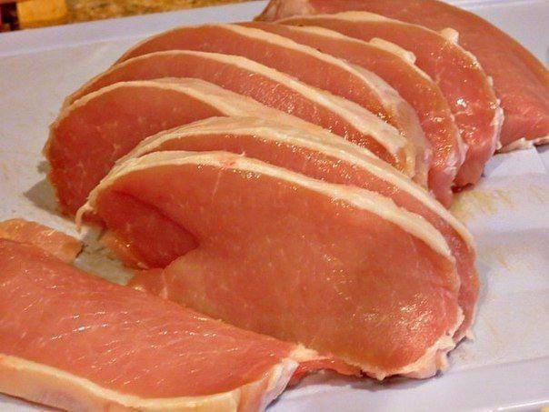Рецепт Свининые рулеты с солеными огурцами шаг-1