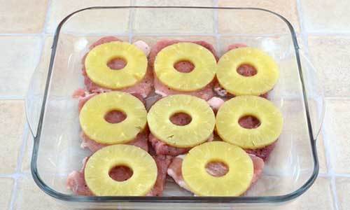 Рецепт Запеченная свинина под сыром с ананасами по-домашнему  шаг-4