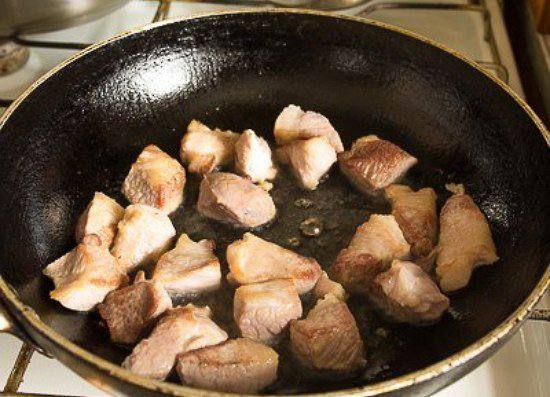 Рецепт Жаркое из свинины с грибами шаг-1