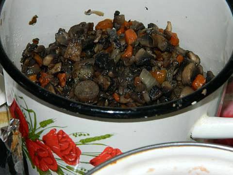 Рецепт Мясной рулет, фаршированный грибами в беконе  шаг-2