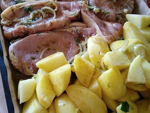 Рецепт Мясо в духовке с картошечкой шаг-1