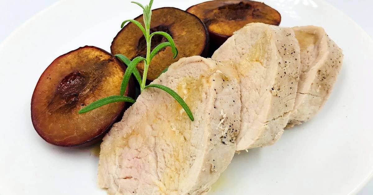 Рецепт Нежное свиное филе с ароматным гарниром из слив. Рецепт мяса в духовке Готовим Мясо Нежное свиное филе с ароматным гарниром из слив. Рецепт мяса в духовке