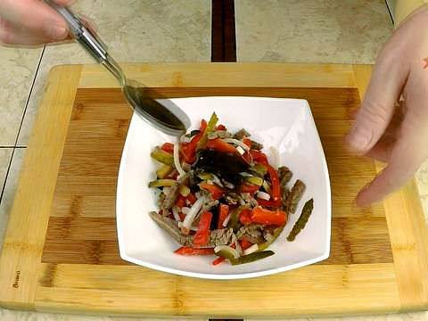 Рецепт Салат Гранатовая Соломка. Быстрый мясной рецепт салата с овощами шаг-8