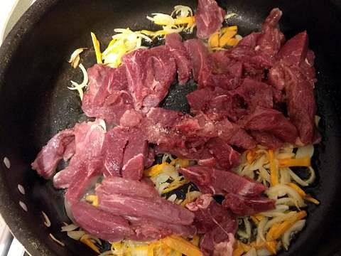Рецепт Тушёное мясо с черносливом  шаг-2