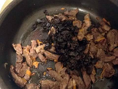 Рецепт Тушёное мясо с черносливом шаг-3