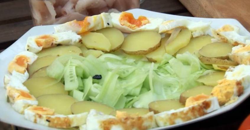 Рецепт Баранья ножка и салат с картофелем, огурцами и запеченными яйцами  шаг-4