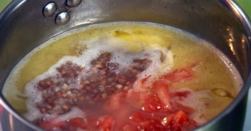 Рецепт Домашние сосиски и гречневая каша с помидорами шаг-3